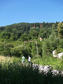 Trasa vleku z dolnej stanice, v pozadí podpera č. 1 /foto: Andrej Bisták 28.6.2011/