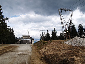 Bývalá horná stanica sedačkovej lanovky na Martinské hole, ktorá naposledy premávala v roku 2005 /foto: Andrej Bisták 1.5.2021/