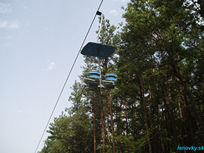 sedačka č. 1 na trase medzi podperami č. 11 a č. 10 na vratnej vetve /foto: Andrej 30.07.2005/