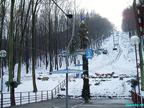 vianočnú atmosféru na lanovke dotvára aj podpera č. 1 a každá siedma sedačka /foto: Andrej 04.12.2005/