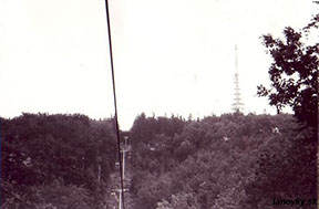 Pohľad na trať smerom k hornej stanici z úseku medzi podperami č. 13 a 14. V pozadí aj televízna veža. /foto: Roman Gric, september 1982/