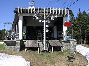 vyzdobená vrcholová stanica na Martinských holiach /foto: Boris 30.04.2005/