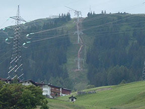 v hornej časti trasy lanovky sú už namontované podpery /foto: Radim 23.07.2006/