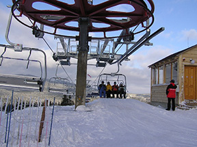 Vratný lanáč vrcholovej stanice. Je realizovaná ako pevná, pohon aj napínanie má táto LD umiestnené v stanici údolnej. /foto: Peter Brňák 02.02.2007/