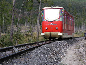 Vozeň č. 2 prichádza do Smokovca. /foto: Peter Brňák 16.09.2007/