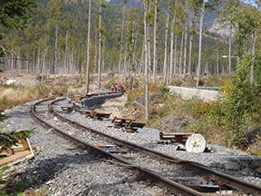 Práce na oprave trate. Pôvodné kladky, vedúce ťažné lano, sú už demontované. /foto: Andrej 30.09.2007/