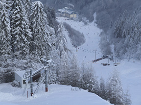 Pohľad na hotel Plejsy, údolnú stanicu vleku H-210 zo Snowboardovej I. /foto: Ján Palinský 4.1.2008/
