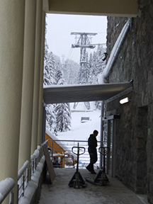 Pohľad z dolnej stanice na prvú podperu /foto: Ján Palinský 15.12.2007/