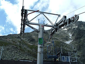 podpěra č. 10 a příjezd do horní stanice /foto: Radim Polcer 04.07.2006/