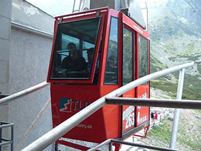 pohled na kabinu z nástupiště dolní stanice /foto: Radim Polcer 04.07.2006/