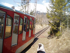Vozeň č. 1 odchádza z dolnej stanice (v tejto chvíli aj vozeň č. 2 odchádza z hornej stanice) /foto: Andrej Bisták 31.3.2007/