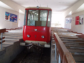 Vozeň č. 2 na nástupišti dolnej stanice /foto: Andrej Bisták 31.3.2007/