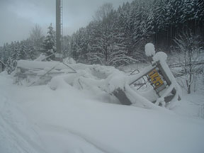 složené podpěry pod sněhem /foto: Radim Polcer 25.01.2005/