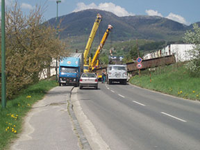 Dňa 26. apríla 2008 bolo odstránené aj ochranné premostenie bývalej nákladnej lanovky ponad ulicu Na Karlove. /foto: mimi 26.4.2008/