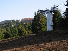 v pozadí nová lanovka, v popredí nová dvojkotva BLV – 2 'Na hrebeni' /foto: Mirek 22.11.2003/