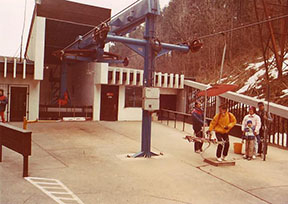 Nástup v dolnej stanici na jar 1990. /foto: Roman Gric 3-1990/