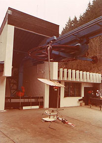 Oceľová konštrukcia dolnej stanice ešte s pôvodným modrým náterom. /foto: Roman Gric 3-1990/