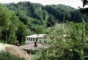 Stanica sa nachádza takmer vľavo, za stromami. /foto: Peter Brňák 6-2003/