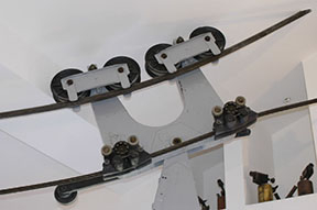 Exponát zavesného zariadenia v muzeu, ktore sa nachádza v hornej stanici novej lanovky na Hahnenkamm