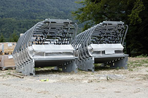 sedačky čakajú na prvých lyžiarov /foto: Milan Haring 09.08.2009/