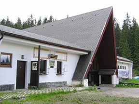 Budova dolnej stanice, ktorá svojím vzhľadom ladí s okolitým prostredím (čo sa už nedá povedať o budove hornej stanice.) /foto: Peťo Brňák 29.6.2009/