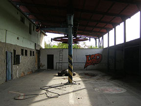 Dolná stanica s rozoberaným prvým staničným väzníkom a zvyškami lana /foto: Dušan Varga 11.9.2009/