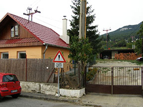 ... a pootočená dopravná značka akoby predznamenávala, že už bude zbytočná. /foto: Dušan Varga 11.9.2009/