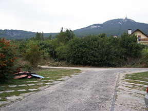 ... a pohľad z parkoviska na miesta, kde by sme ešte minulý týždeň videli podpery č. 2, 3 a vôbec lanovú dráhu. Kým iné mestá v súčasnosti o lanovkách snívajú, mesto Nitra tú svoju v roku 2009 zlikvidovalo. /foto: Dušan Varga 11.9.2009/