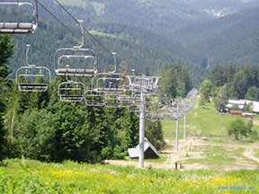 pohľad na trasu lanovky z vrcholovej stanice /foto: Andrej 08.06.2003/