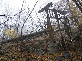 Zdvojená tlačná 21-ka, ktorá stála v mieste posledného zlomu tesne pod hornou stanicou. /foto: Dušan Varga 17.11.2009/