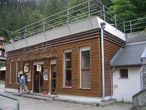 Horná stanica a priestor nástupišťa a výstupišťa sa nachádzal v tejto budove v časti, kde je dnes bufet /foto: Martin Nýdr 5.7.2007/