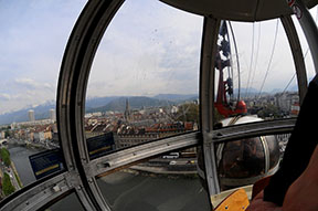jazda v kabínke poskytuje úžasné pohľady na Grenoble /foto: Ing. Peter Lovás/