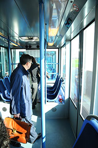 vo vozni je 34 miest pre sediacich i stojacich pasažierov /foto: Ing. Peter Lovás 21.4.2010/